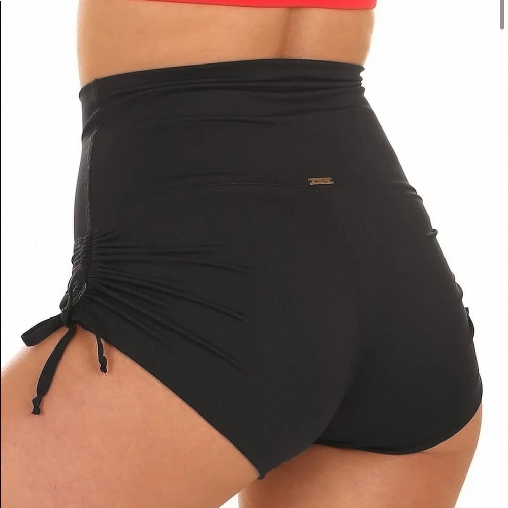 Mika Yoga Lucia Shorts